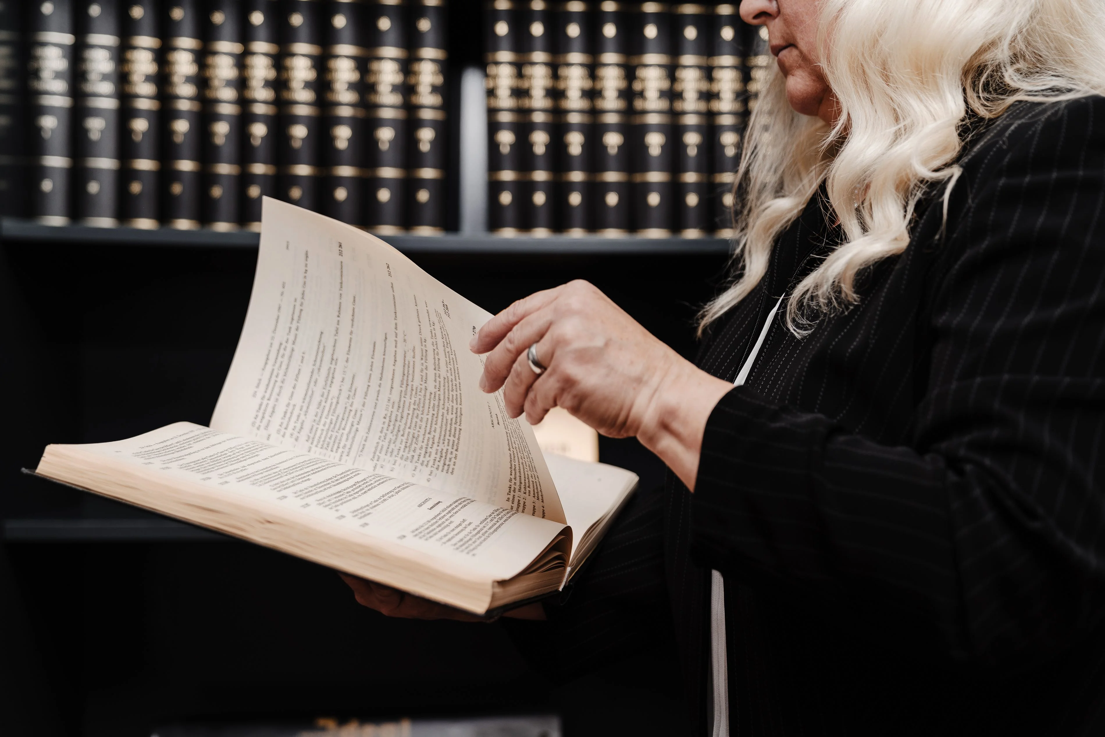 Dame blättert im Gesetzbuch