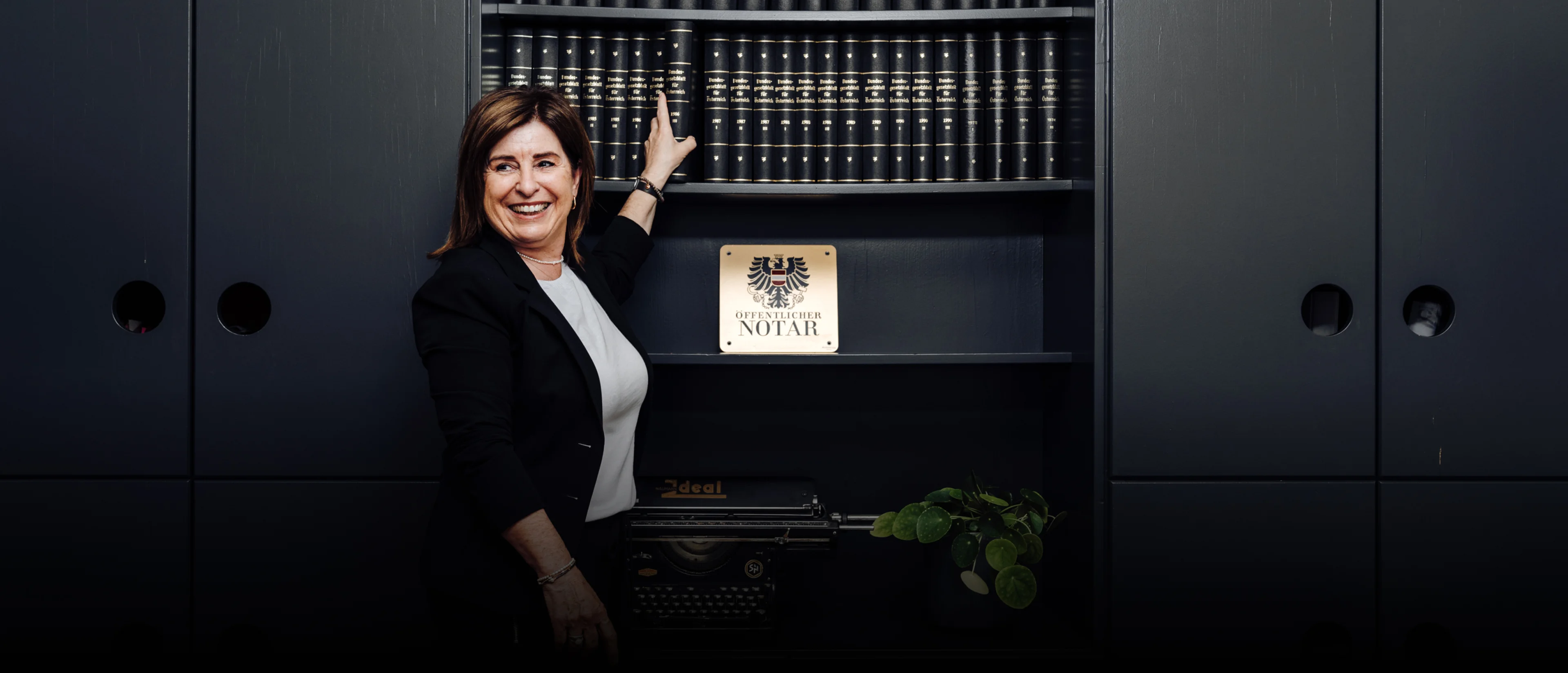 Frau Waltraud Pirkner im Büro