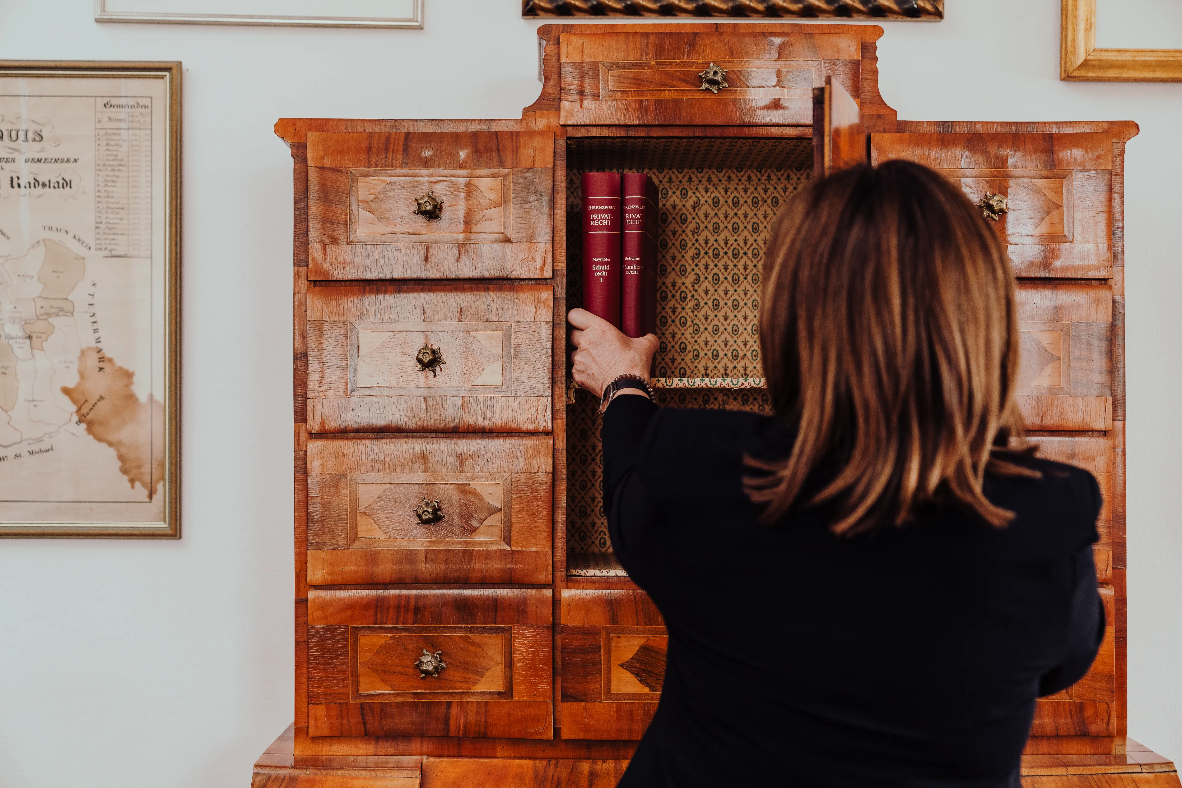 Frau Waltraud Pirkner bei der Arbeit