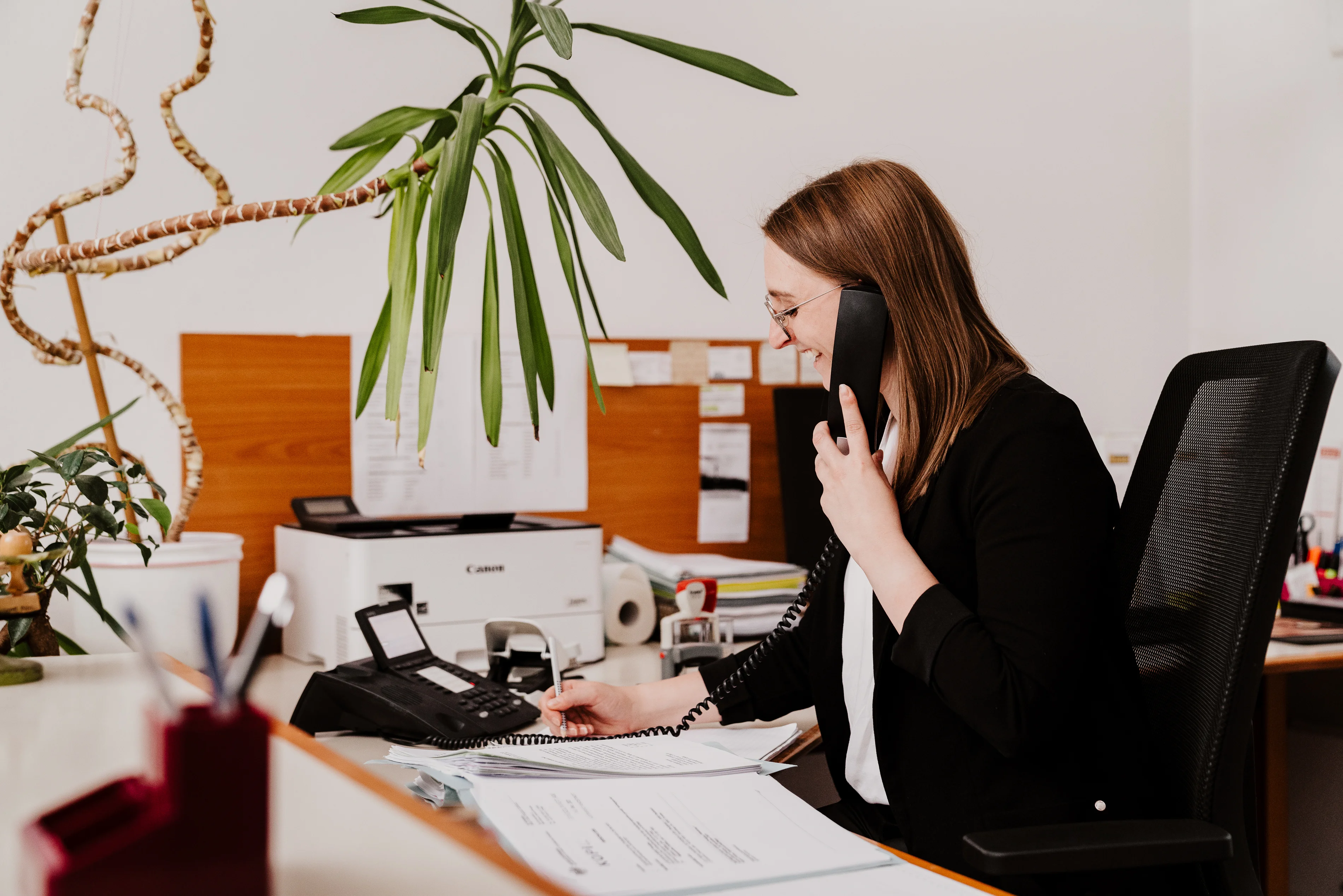 Frau Julia Neumann beim Telefonieren